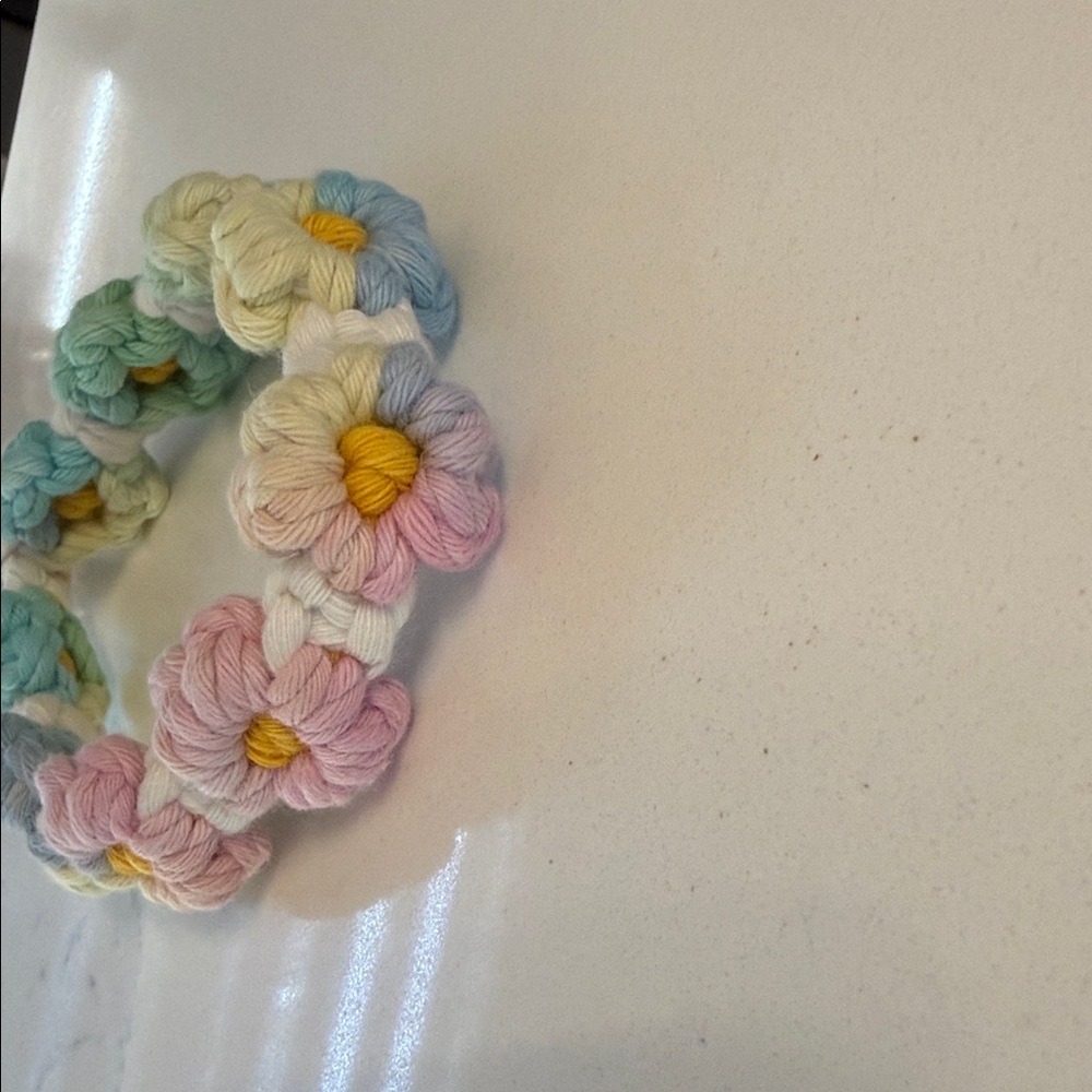 Daisy Macrame Wristlet Keychain - Picture 6 of 8